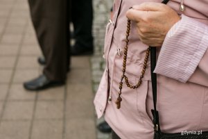 Jedna z uczestniczek Dnia Papieskiego trzymająca w dłoni różaniec // fot. Karol Stańczak