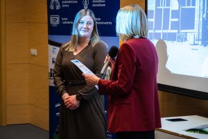 Dyrektor Powiatowego Urzędu Pracy w Gdyni wręczająca nagrody. Spotkanie pracownik&oacute;w Powiatowego Urzędu Pracy w Gdyni z okazji Dnia Pracownika Publicznych Służb Zatrudnienia (fot. Kamil Złoch)