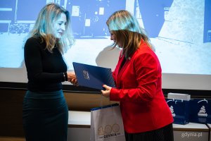 Wiceprezydentka Gdyni Oktawia Gorzeńska wręczająca Nagrody Prezydent Gdyni. Spotkanie pracownik&oacute;w Powiatowego Urzędu Pracy w Gdyni z okazji Dnia Pracownika Publicznych Służb Zatrudnienia (fot. Kamil Złoch)