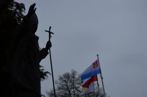 Pomnik papieża i flagi, fot. Joanna Czajko