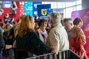Widzowie przed salą kinową w Gdyńskim Centrum Filmowym im. Leszka Kopcia