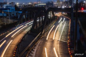 Od lat wczesnym rankiem 17 grudnia drogę do Pomnika Ofiar Grudnia &rsquo;70 w Gdyni Stoczni rozświetlają setki zniczy (fot. Karol Stańczak)