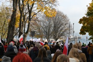 Dzielnicowa parada kończyła się pod Domkiem Żeromskiego w okolicach orłowskiego molo