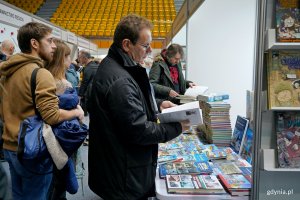Uczestnicy Targ&oacute;w Książki w Gdyni odwiedzający stoiska wydawc&oacute;w 