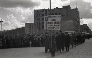 Defilada ulicami miasta w 1. rocznicę wyzwolenia Gdyni // fot. Florian Staszewski / zbiory Muzeum Miasta Gdyni