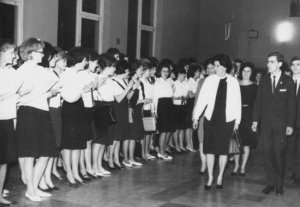 Archiwalne zdjęcia z balów studniówkowych organizowanych w budynku III LO w Gdyni, fot. archiwum szkolne