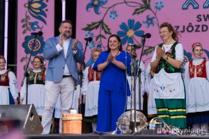 Na scenie m.in. (od prawej): Bożena Ugowska, prezes Zrzeszenia Kaszubsko-Pomorskiego, prezydent Gdyni Aleksandra Kosiorek i przewodniczący Rady Miasta Gdyni Tadeusz Szemiot