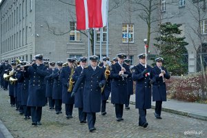 Orkiestra Reprezentacyjna Marynarki Wojennej podczas apelu pamięci z okazji święta Uniwersytetu Morskiego 