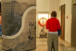 Jedna z uczestniczek wernisażu przyglądająca się wystawie &bdquo;Gdynia x 10&rdquo; 