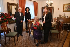 Wspólne zdjęcie Marii Frączak z prezydent Gdyni Aleksandrą Kosiorek, kierowniczką Urzędu Stanu Cywilnego Inocentą Nycz i synem pani Marii Jarosławem