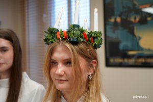 uczennica z wieńcem na głowie