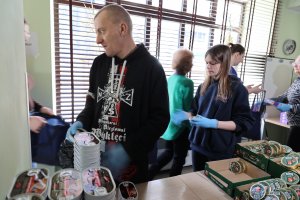 Kilkudziesięcioro wolontariuszy pracowało nad pakowaniem paczek dla os&oacute;b samotnych i potrzebujących (fot. Dorota Patzer)