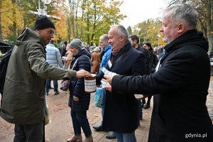 Krzysztof i Wojciech Jankowscy podczas kwesty na Cmentarzu Witomińskim