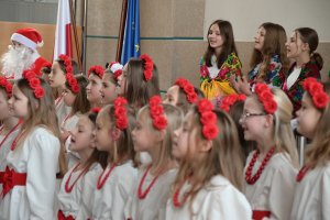 Kolędownicy z SP nr 13 przedstawili autorski  program i zaśpiewali świąteczne piosenki