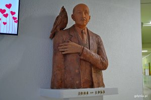 Rzeźba patrona szkoły Kornela Makuszyńskiego 