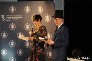 Przy mikrofonach nauczycielka II LO Małgorzata Dobek z uczniem