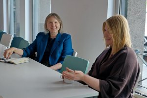 Edyta Gawlak z Fundacji Warsztat Innowacji Społecznych i Ana Matusevic podczas panelu &bdquo;Jak realnie włączać osoby z doświadczeniem migracji do instytucji kultury?&rdquo; w Miejscu Otwartym