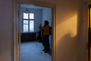 Dwie osoby w mieszkaniu robi zdjęcia.