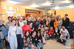 Zdjęcie grupowe wszystkich pomagających przy pakowaniu paczek