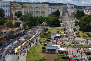 Przemarsz ulicami Gdyni ze stumetrową flagą kaszubską