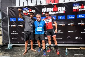 Prezydent Wojciech Szczurek, Jakub Krzyżak oraz Filip Zaborowski stworzyli sztafetę, która mocno zamieszała na Enea IRONMAN 70.3 Gdynia / fot. gdyniasport.pl