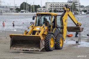 Żółta koparka na plaży Śródmieście wykorzystywana przy pracach podczyszczeniowych // fot. Sławomir Okoń