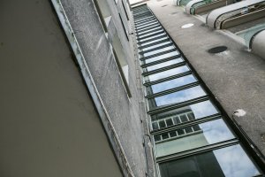 Okna klatek schodowych w "Bankowcu" po remoncie // fot. Karol Stańczak