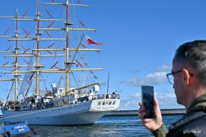 &bdquo;Dar Młodzieży&rdquo; wpływający do gdyńskiego portu