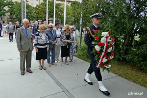 Przedstawiciele Światowego Związku Żołnierzy Armii Krajowej i uczestniczka powstania składają kwiaty przed pomnikiem AK podczas uroczystości upamiętniających 77. rocznicę wybuchu powstania warszawskiego. Od lewej: Eugeniusz Wrochna ps. „Jaskółka”, żołnierz Armii Krajowej i prezes honorowy gdyńskiego oddziału  Światowego Związku Żołnierzy Armii Krajowej, Krystyna Cembrzyńska-Piłat – wiceprezes okręgu pomorskiego Światowego Związku Żołnierzy Armii Krajowej, Tomasz Kuplicki - wiceprezes okręgu pomorskiego Światowego Związku Żołnierzy Armii Krajowej, Krystyna Kodymowska - uczestniczka powstania // fot. Magdalena Czernek