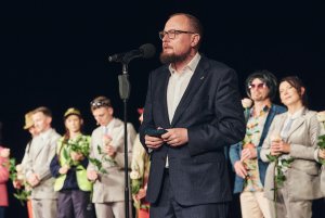 Mężczyzna w garniturze na scenie 