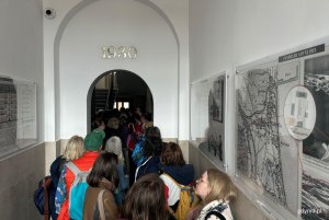 Uczestnicy spaceru zobaczyli wnętrza niekt&oacute;rych gdyńskich kamienic (fot. Magdalena Starnawska)