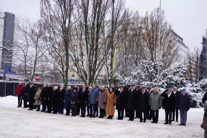 W oficjalnych&nbsp;uroczystościach, poprowadzonych przez Marynarkę Wojenną&nbsp;wzięli udział między innymi: wiceprezydent Gdyni, Rafał Geremek, wicewojewoda&nbsp;pomorski&nbsp;Emil Rojek, posłanka Dorota Arciszewska-Mielewczyk,&nbsp;posłanka Wioleta Tomczak, przedstawiciele sejmu i senatu,&nbsp;gdyńscy radni,&nbsp;działacze, Stowarzyszenie Kombatant&oacute;w Misji Pokojowych ONZ koło nr 31 Gdyni, członkowie&nbsp;stowarzyszeń patriotycznych, mieszkańcy i uczniowie gdyńskich szk&oacute;ł