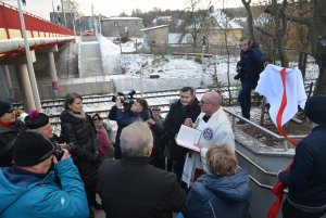 Odsłonięcie i poświęcenie tablicy pamiątkowej w miejscu dawnego przydrożnego krzyża // fot. PKM