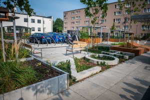 Przestrzeń osiedla Zamenhofa-Opata Hackiego po rewitalizacji (fot. Jacek Klejment)