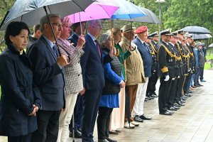 Od lewej: Danuta Sikora - dyrektor regionalnego oddziału Agencji Mienia Wojskowego w Gdyni, radni Gdyni - Zenon Roda i Elżbieta Raczyńska, senator Sławomir Rybicki, posłanki Henryka Krzywonos-Strycharska i Barbara Nowacka i przedstawiciele Marynarki Wojennej podczas uroczystości z okazji 84. rocznicy agresji niemieckiej na Polskę, które odbyły się na Cmentarzu Wojennym w Redłowie // fot. Magdalena Czernek
