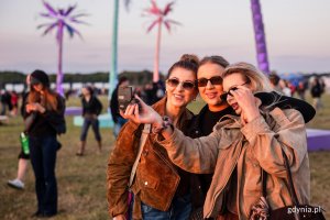 Uczestnicy Open'era na terenie miasteczka festiwalowego 