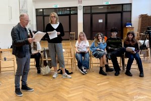 Próby do spektaklu „Sekret", na zdjęciu: młodzież z II i V LO w Gdyni, Grzegorz Jach, nauczycielka V LO Małgorzata Sanchez Campo (fot. Katarzyna Balcerzak)