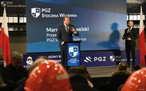 Mężczyzna w garniturze na scenie