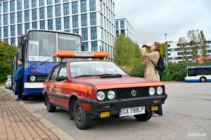 Zabytkowy Ikarus i Polonez na pętli przy Węźle Franciszki Cegielskiej 