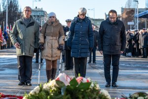 Wieniec kwiatów pod pomnikiem Polski Morskiej zlożyli: przewodnicząca Rady Miasta Joanna Zielińska, wiceprzewodniczący Rady Miasta Andrzej Bień, Elżbieta Sierżęga oraz przewodniczący Rady Dzielnicy Grabówek Zenon Roda // fot. Dawid Linkowski