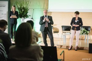 Pierwszy dzień kongresu Smart Metropolia 2022, uczestników wita w otwierającym wystąpieniu prezydent Gdyni, Wojciech Szczurek, fot. Kamil Złoch