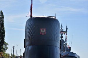 Ostatnie opuszczenie bandery na okręcie podwodnym ORP Sokół // fot. Lechosław Dzierżak