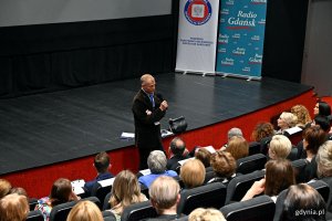 Tomasz Kiliński &ndash; państwowy powiatowy inspektor sanitarny w Gdyni podczas gali finałowej Pomorskiego Festiwalu Kr&oacute;tkich Film&oacute;w o HIV