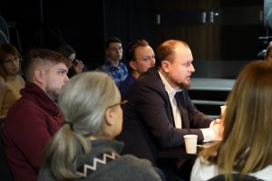 Przy stole siedzą: Mariusz Bzdęga, dyrektor zarządzający ds. kultury i aktywności mieszkańc&oacute;w, Dominik Aziewicz, radny miasta oraz członkowie GRK