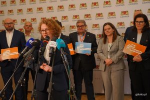 Magdalena Czarzyńska-Jachim, prezydentka Sopotu wraz z Aleksandra Kosiorek, prezydent Gdyni, Aleksandrą Dulkiewicz, prezydentką Gdańska i samorządowcami (fot. Magdalena Starnawska)