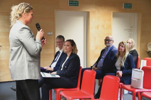 Goście konferencji słuchają panelu Doroty Borczyk, dyrektor ds Handlu i Marketingu OPEC Gdynia