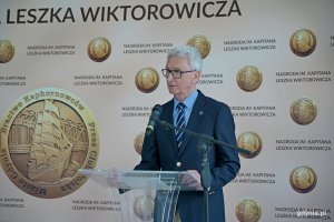 Waldemar Heflich z Press Clubu Polska wygłaszający laudację podczas gali wręczenia Nagrody im. Kapitana Leszka Wiktorowicza