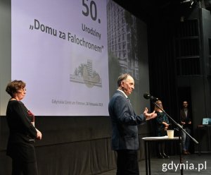 Piotr Killman, prezes zarządu SM „Senior” wita gości w sali kinowej Warszawa. Fot. Magdalena Śliżewska