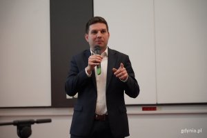 elegancki mężczyzna z mikrofonem
