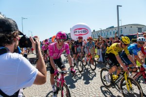 Peleton podczas startu 83. Tour de Pologne